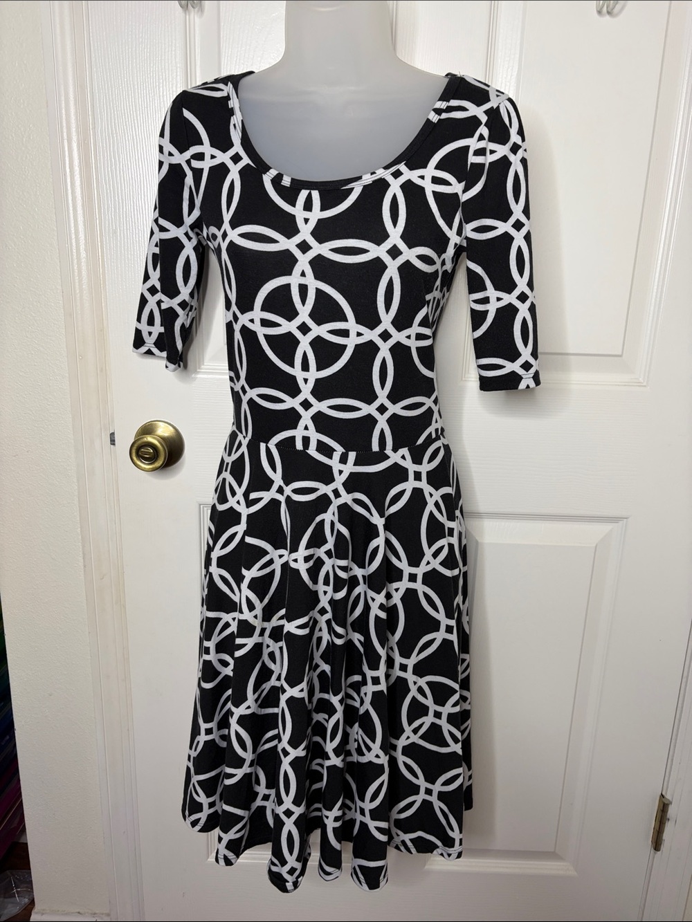 LuLaRoe Nicole Black & White Interlocking Circle Midi Dress